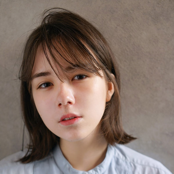 ロッジアートのボブスタイルの女性の写真