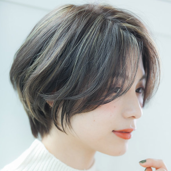 透明感のあるトレンド感あふれた色味のスタイル例