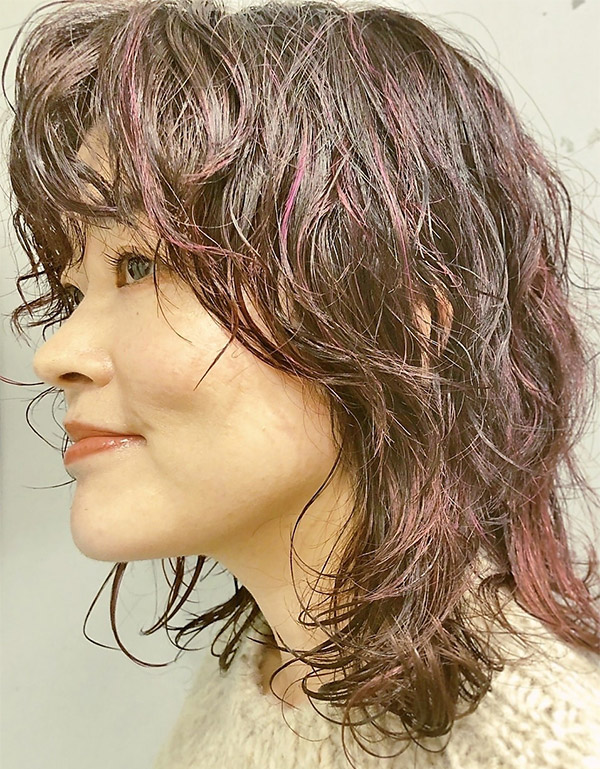 緩いくせ毛風パーマにデザインカラーを入れたスタイルの写真