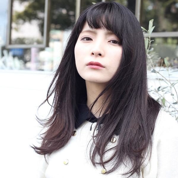 ストレートヘアのモデルの写真