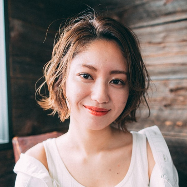 日差しの当たった女性が微笑んでいる写真