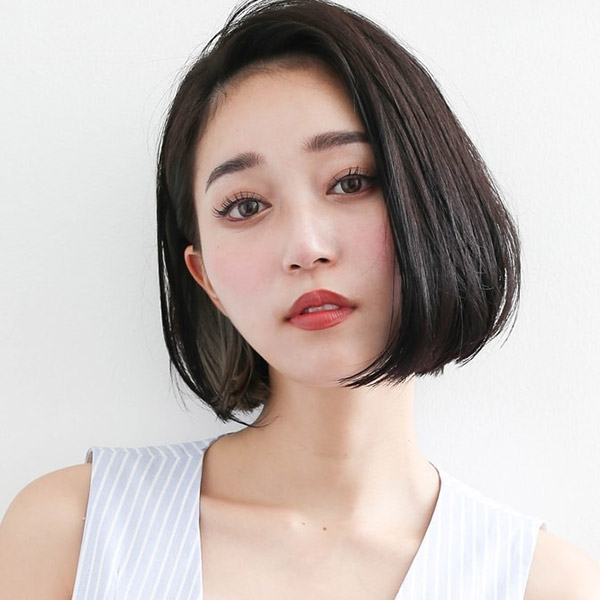 ボブスタイルの大人っぽい女性の写真