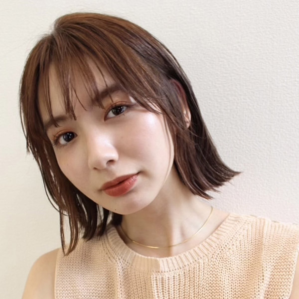 切りっぱなしボブスタイルの女性の写真