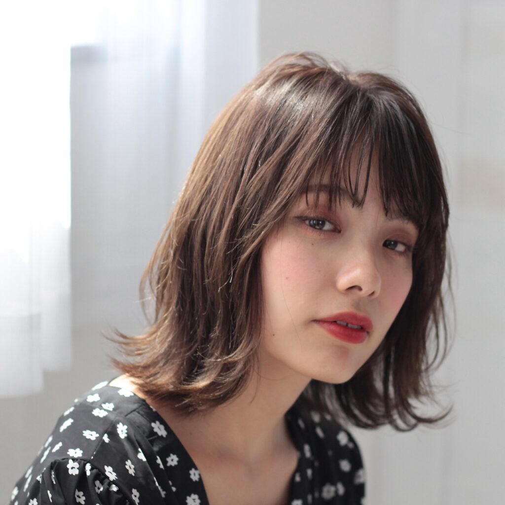 外ハネにカットした女性の写真