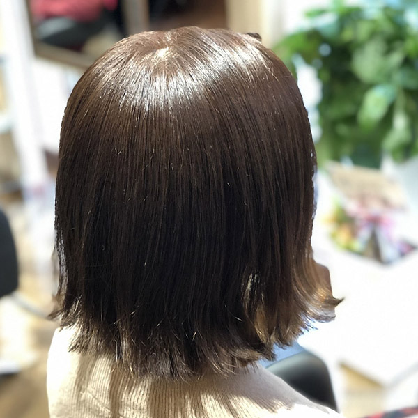 外はねの切りっぱなしボブの写真