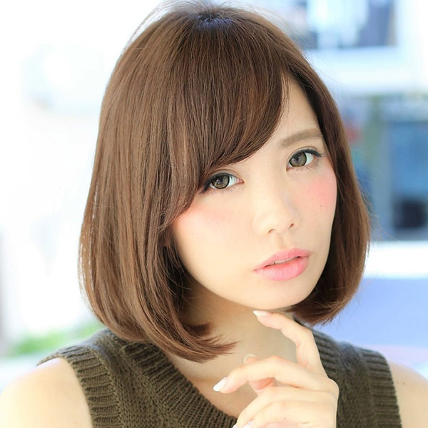 あごに手を当てた女性の写真