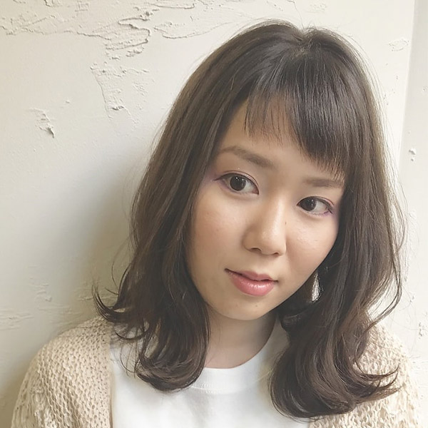 デジタルパーマで外はねスタイルにした女性の写真