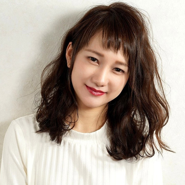 ルモンドヘアーのパーマスタイルの女性の写真