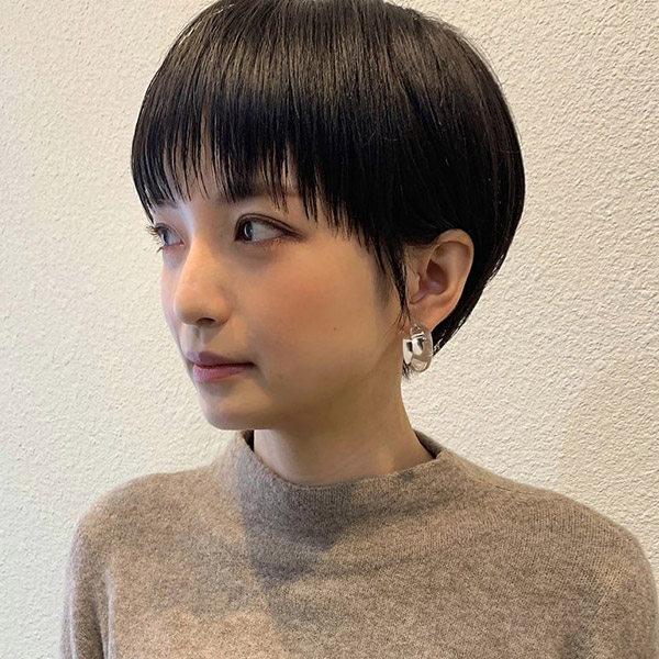 ショートカットの女性が横を向いた写真