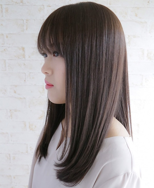 ストレートヘアの横を向いた女性の写真