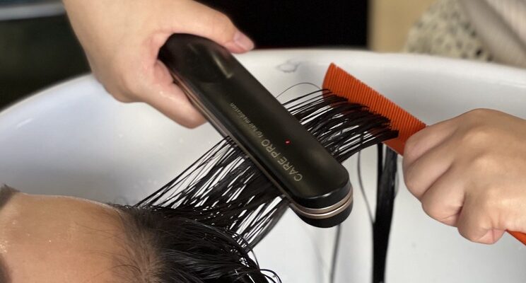 現地取材】超音波アイロンCARE PRO®〈ケアプロ〉とは？美容師に徹底 