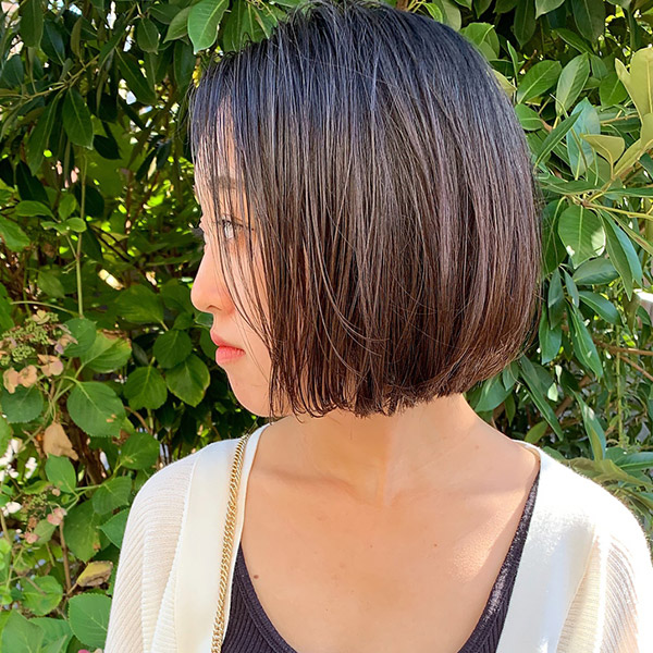 女性が横を向いている写真