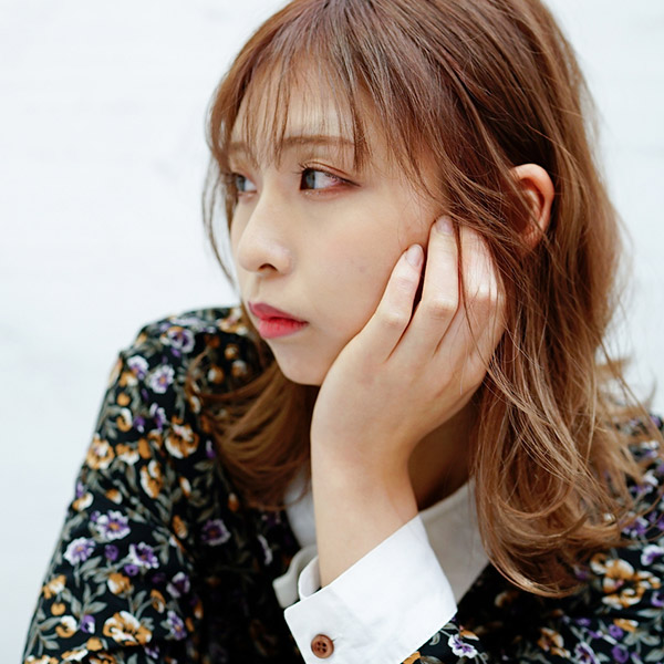 頬杖をついた女性の横顔の写真