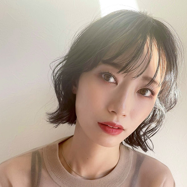 ナチュラルなパーマスタイルの女性の写真