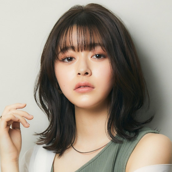 ポーズをとった女性の写真