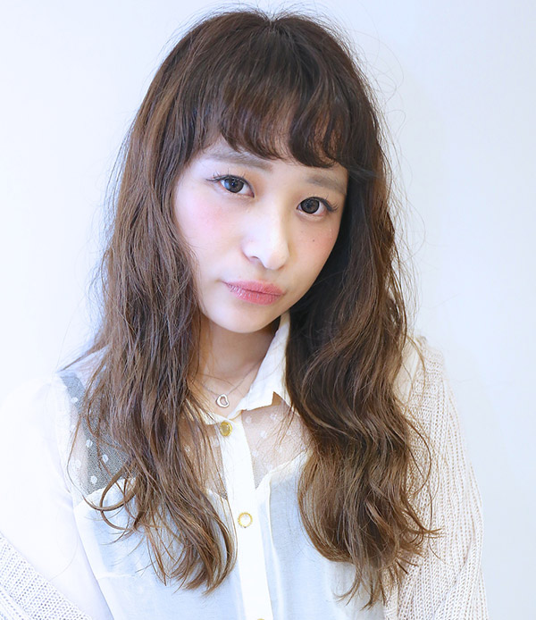 ウェーブスタイルのロングの女性の写真