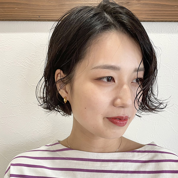 ナチュラルなパーマのボブスタイル。