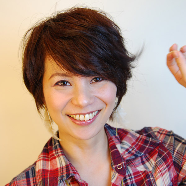 笑顔の女性の写真