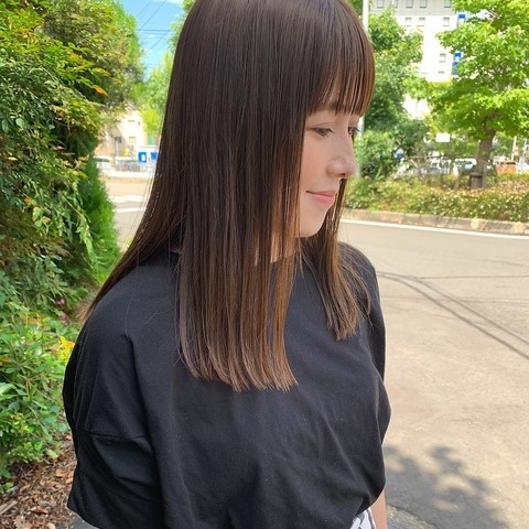 横を向いた女性の写真