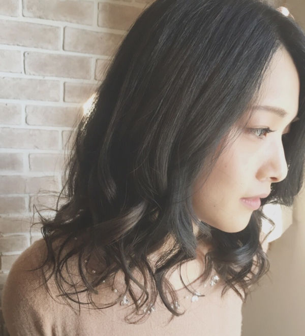 白髪を活かしたスタイル写真