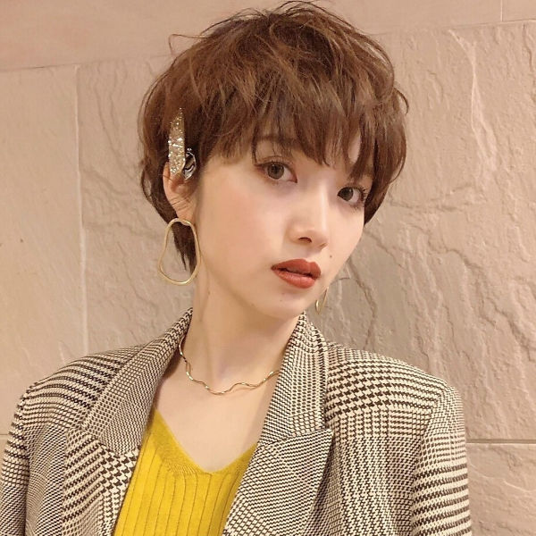 ショートヘアの女性の写真
