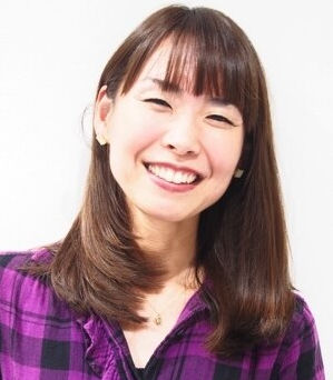 笑顔の女性の写真