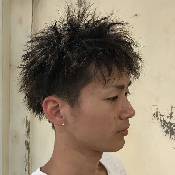 ショートスタイルの男性の横顔写真