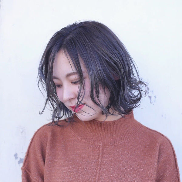 うつむいた女性の写真