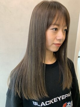 きれいなストレートヘアのスタイル写真