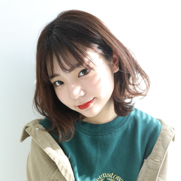 首を傾げた女性の写真