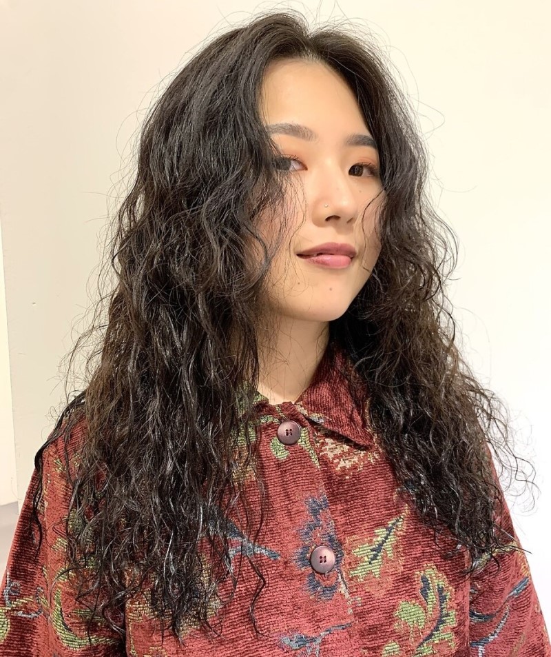 ビコ ヒビのロングのソバージュヘアの女性の写真