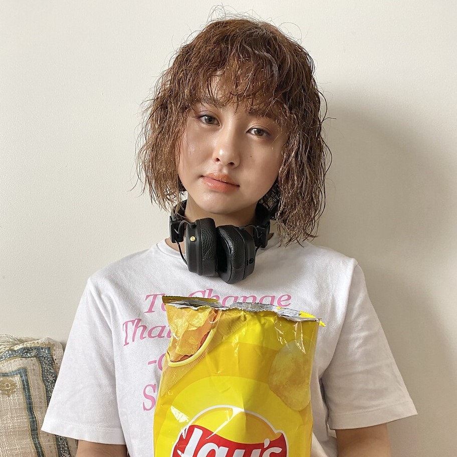 ビコ ヒビのパーマをかけたボブスタイルの女性の写真