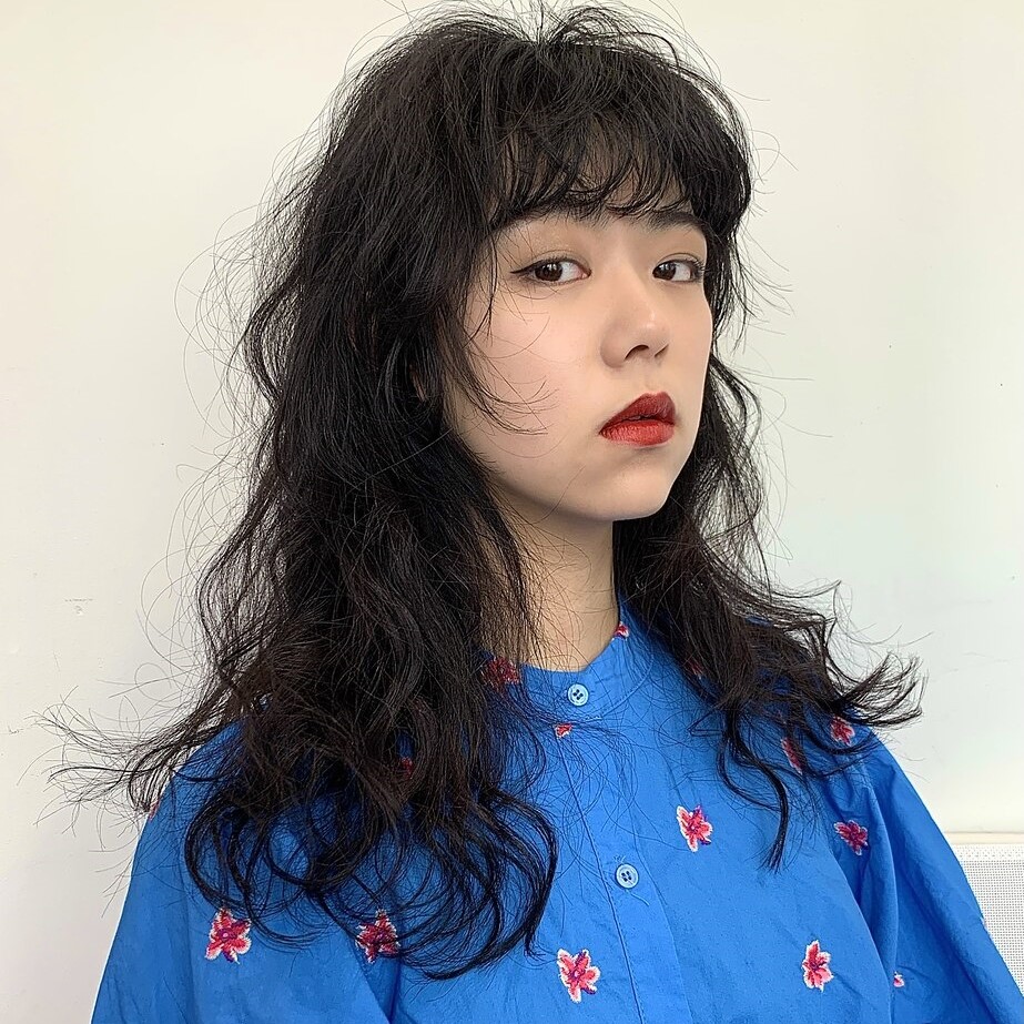 ビコ ヒビのパーマをかけたロングスタイルの写真