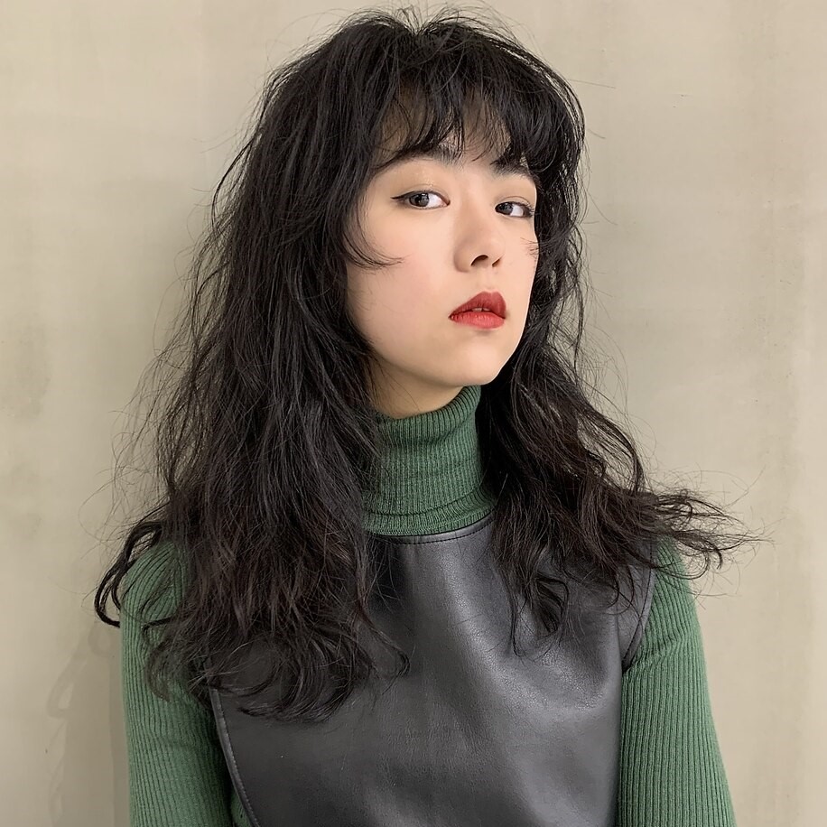 ビコヒビのパーマをかけた女性の写真