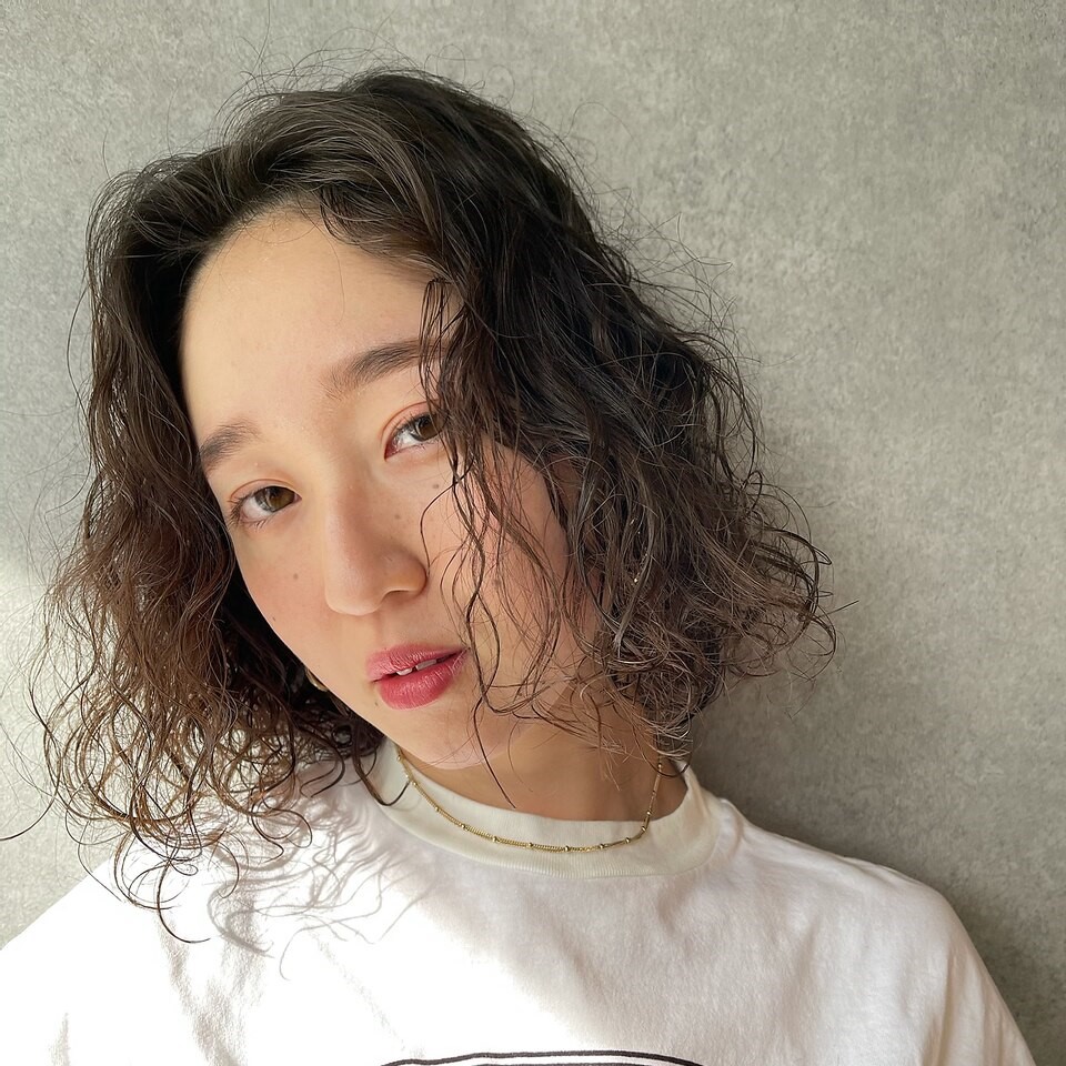 イトシテのボブスタイルの女性の写真