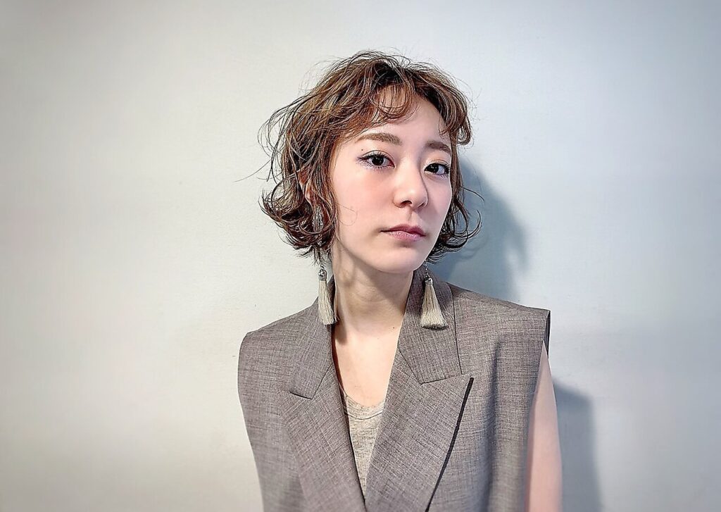 イトシテの正面を向いたショートスタイルの女性の写真