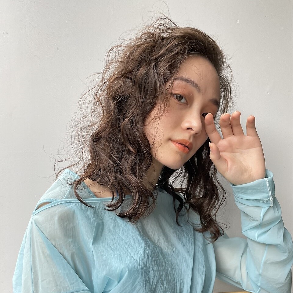 オーダーのミディアムスタイルの女性の写真