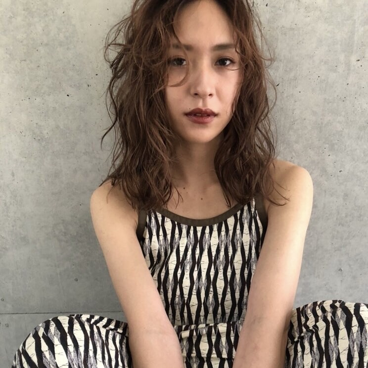 オーダーのミディアムスタイルの女性の写真