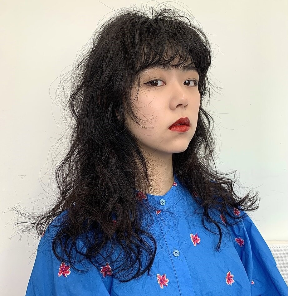 ロングヘアの女性の写真