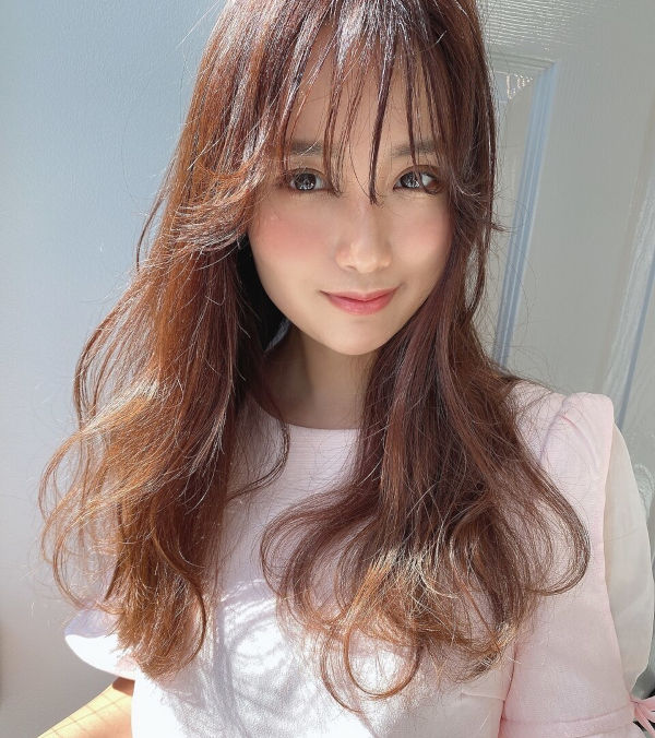 透明感のあるウェーブスタイルの写真