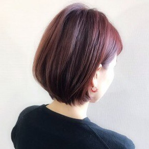 ふんわりパーマと秋カラーの女性の写真