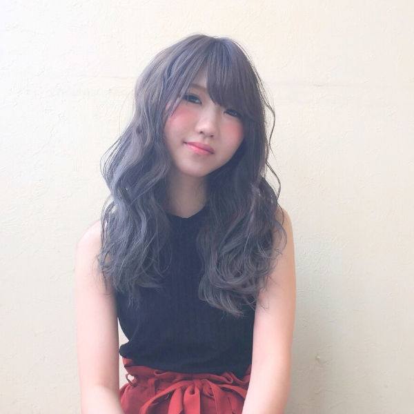 ふんわりウェーブロングスタイルの女性の写真