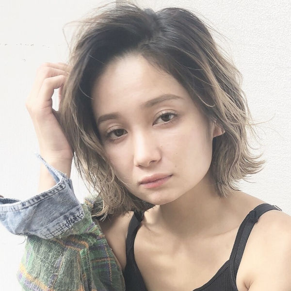 ふんわりパーマとシャドウルーツの女性の写真