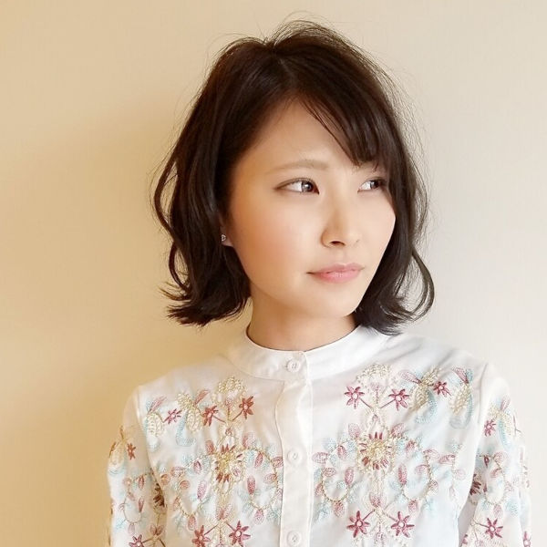 パーマをかけたボブスタイルの例。
