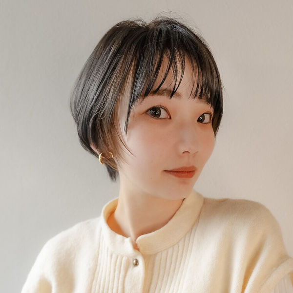ショートスタイルの女性が振り向いている写真