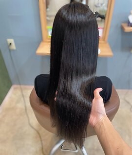 ストレートロングヘアの女性の写真