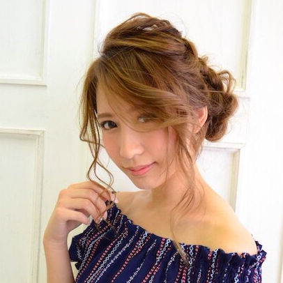 緩いアップのヘアセット写真