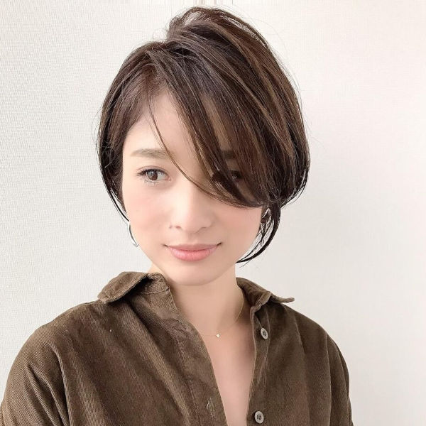 かっこいいショートスタイルの女性の写真