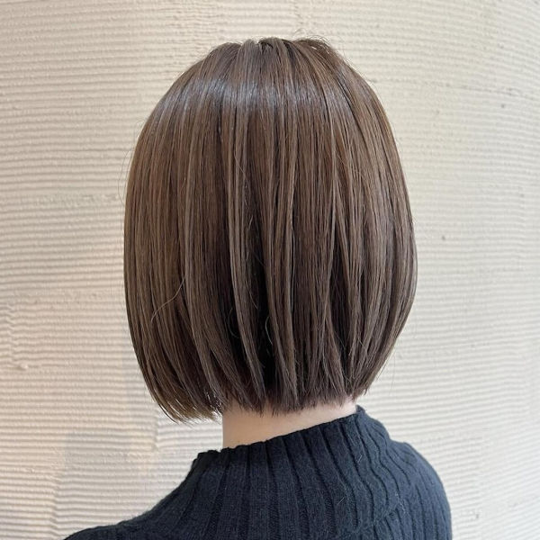 ボブスタイルの女性の後ろ姿の写真
