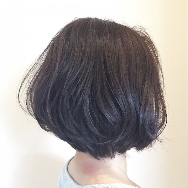 髪のきれいな女性の後ろ姿